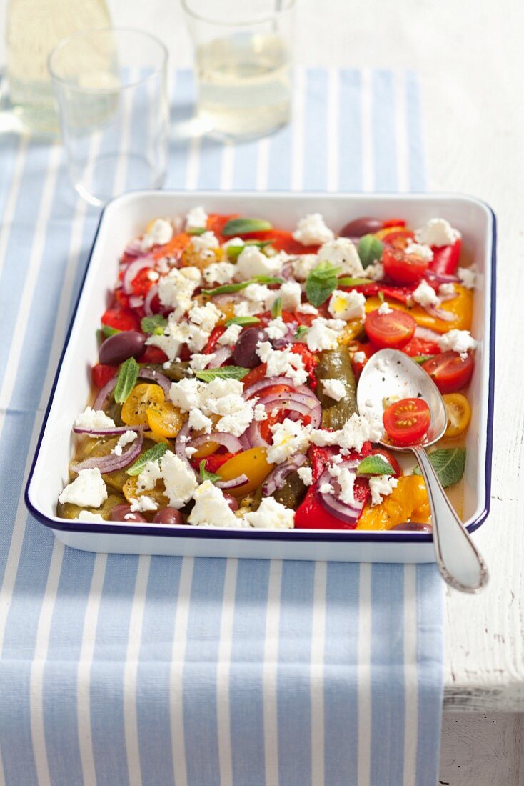 Paprika-Tomaten-Salat mit roten Zwiebeln und Feta (Griechenland)