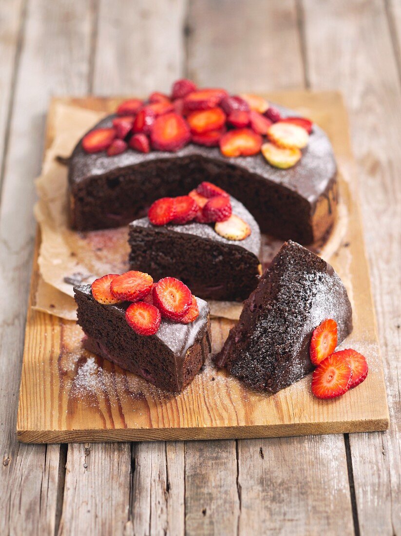Schokoladenkuchen mit Erdbeeren und Puderzucker