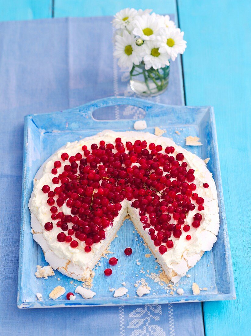 Meringue cake with cream and redcurrants