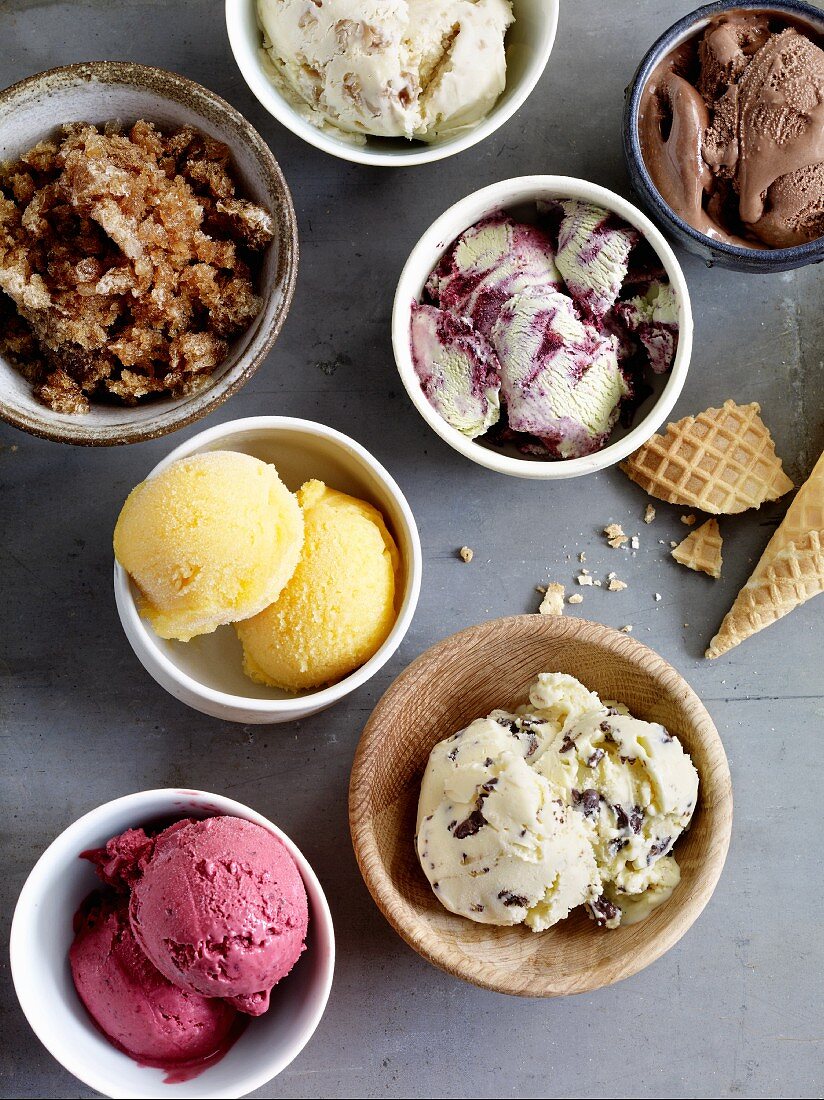 Various ice cream desserts in bowls (seen from above)