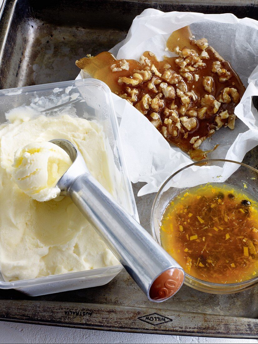 Joghurt-Sahne-Eis mit Orangensauce und Krokant