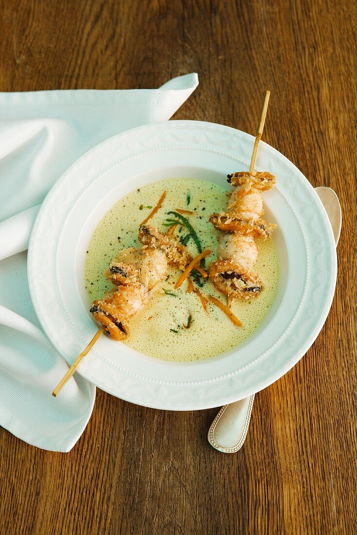 Curry-Schaumsuppe mit Meeresfrüchte-Spiesschen