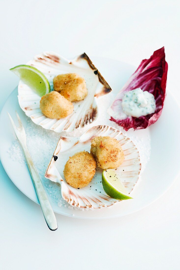 Breaded scallops with lime and a herb dip