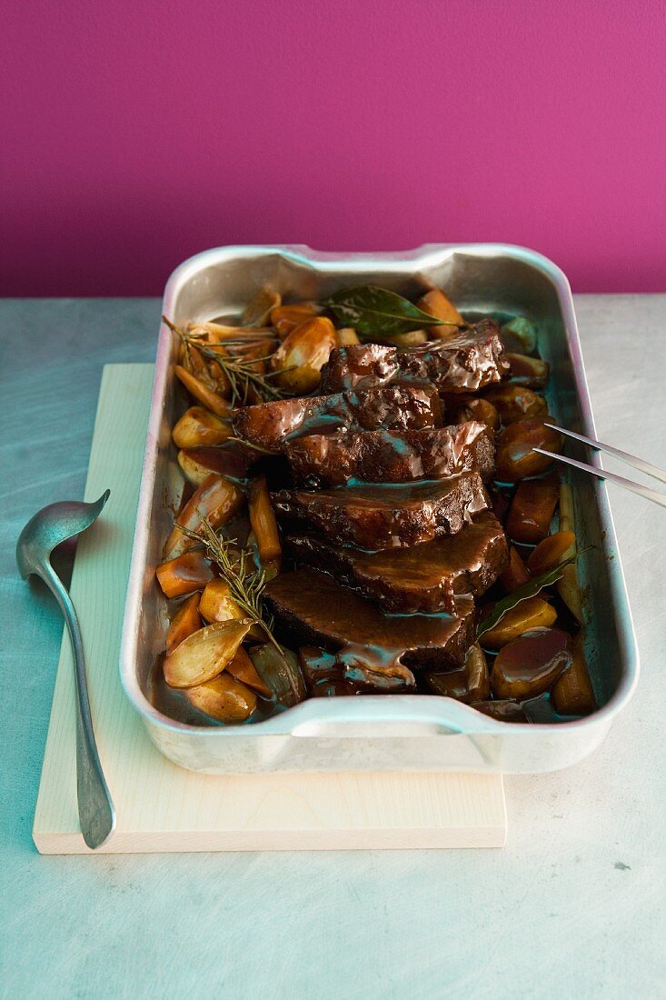 Rinderschmorbraten mit Wurzelgemüse und Rosmarin