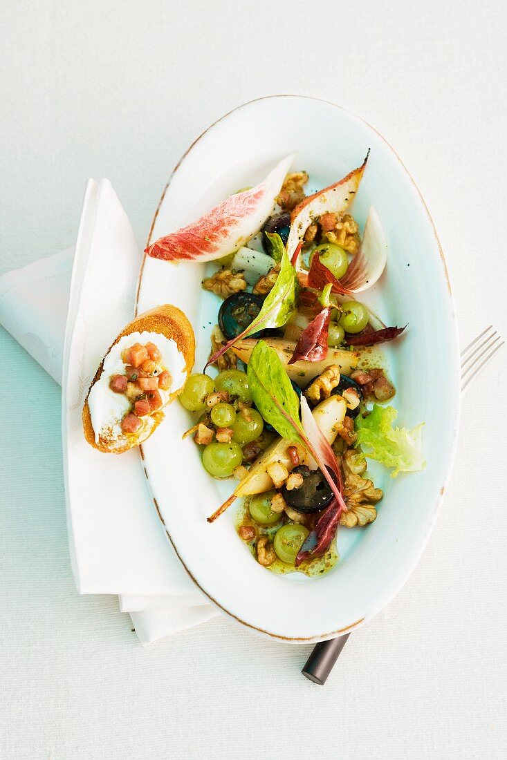 Herbstlicher Salat mit Trauben und Walnüssen