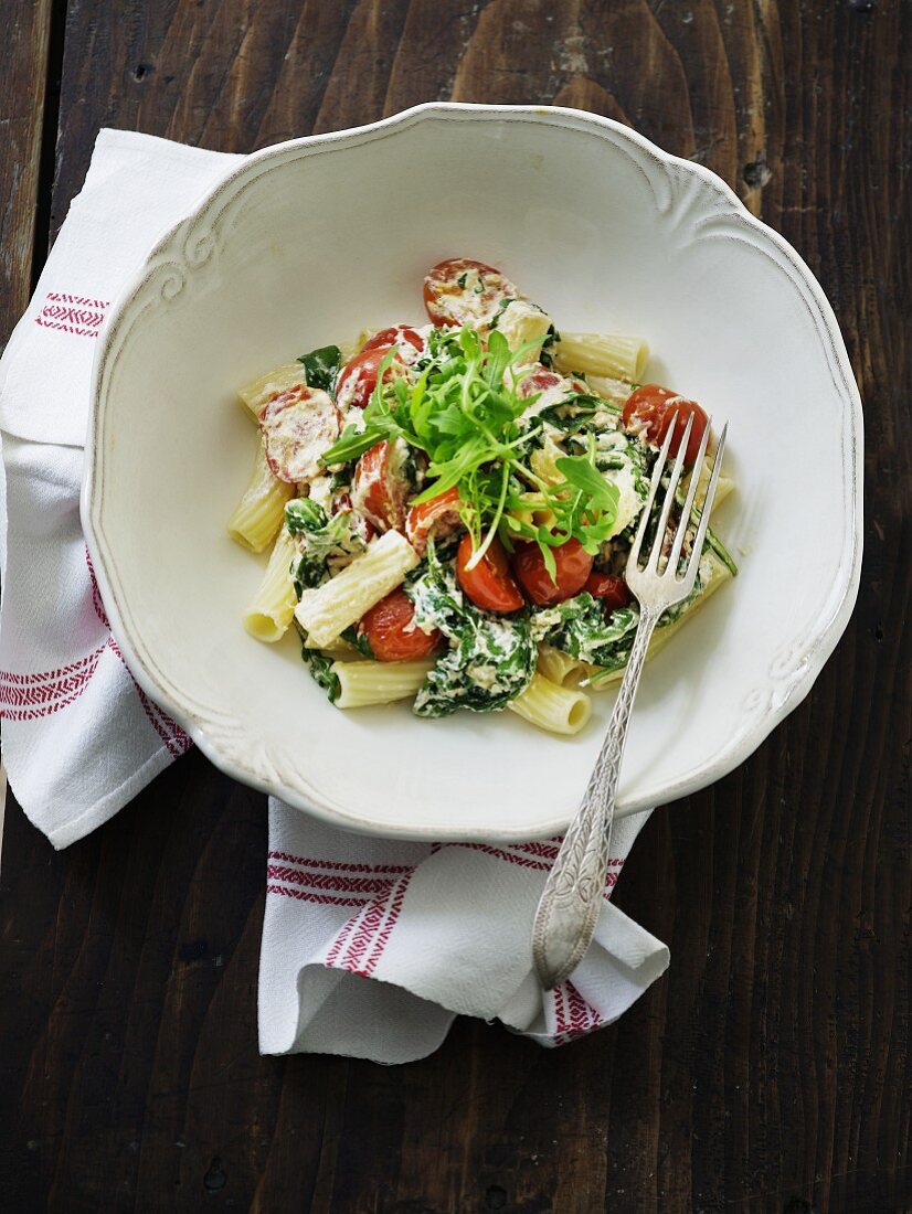 Rigatoni with spinach, ricotta, tomatoes and rocket