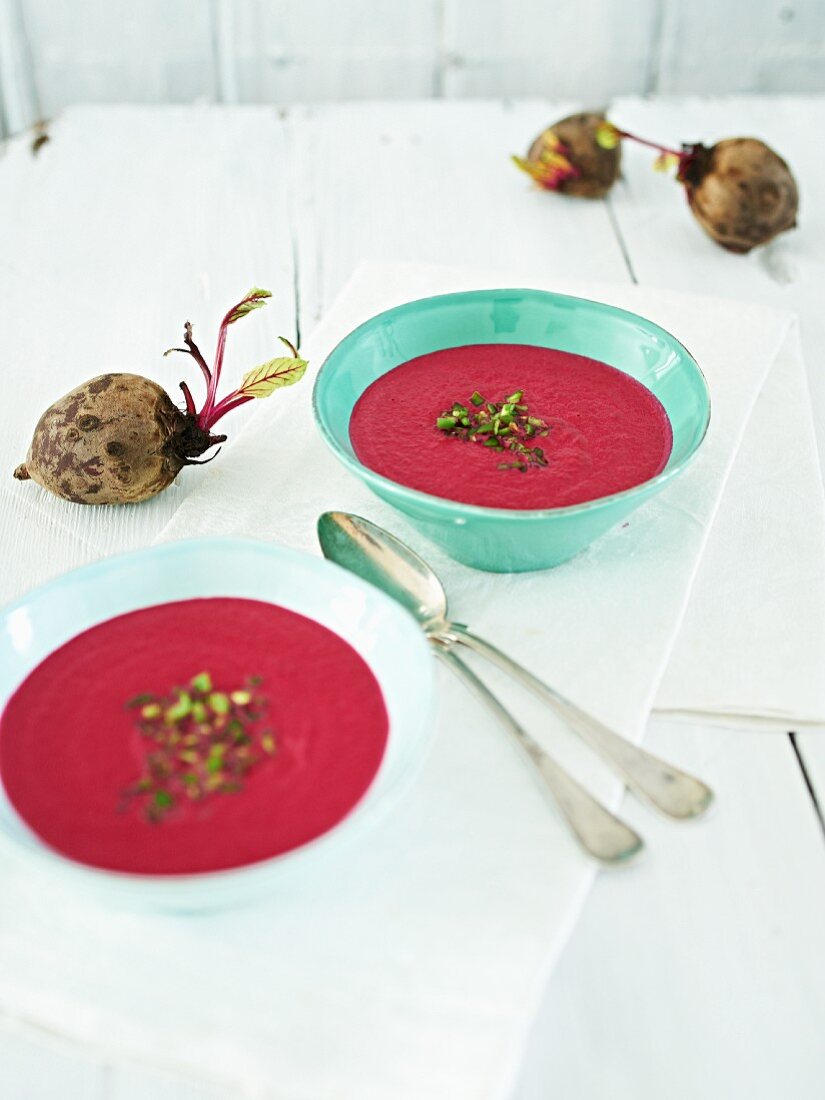 Rote-Bete-Suppe mit Apfel und grünen Chilischoten