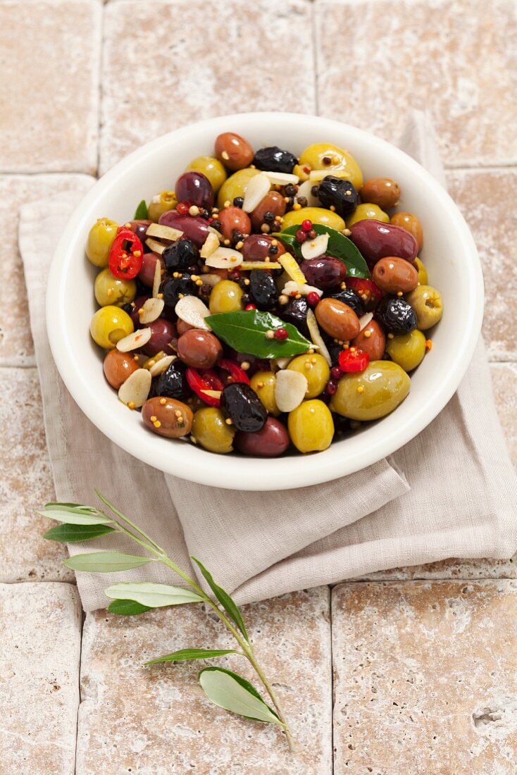 Gemischte marinierte Oliven mit Knoblauch, Senf und Chili