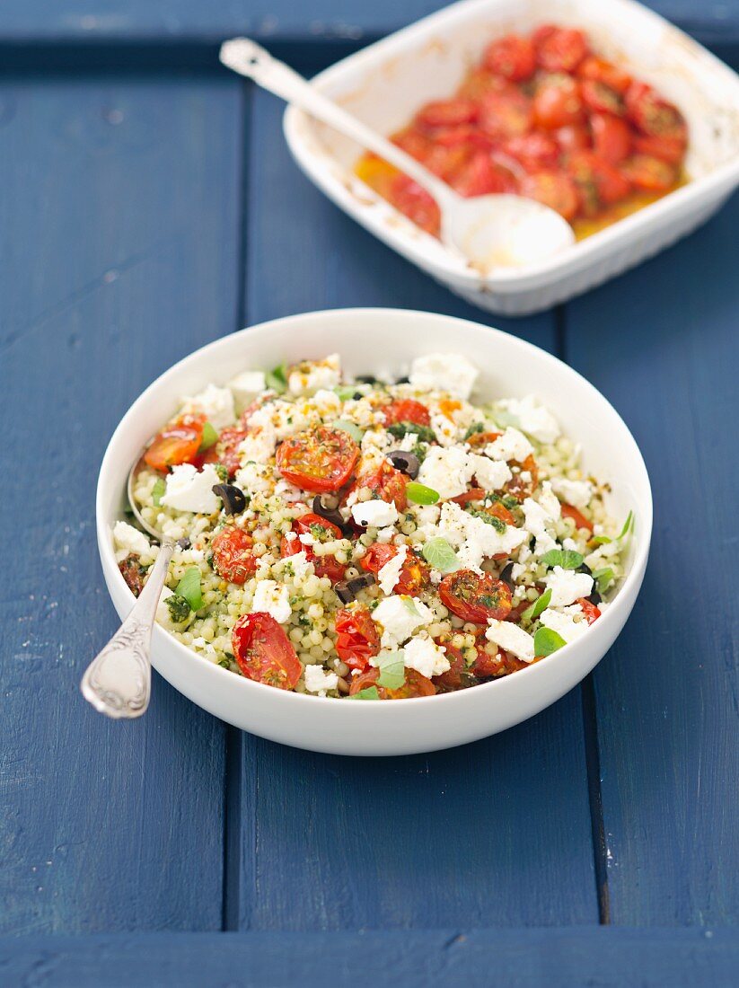 Fregola (sardische Nudeln) mit gebackenen Tomaten und Schafskäse