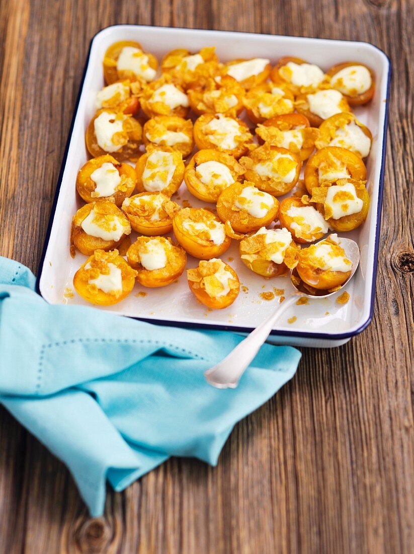 Baked apricots with mascarpone and honey