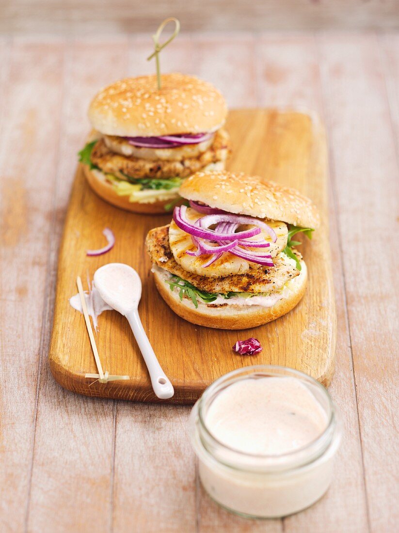 Chicken burgers with grilled pineapple and red onions