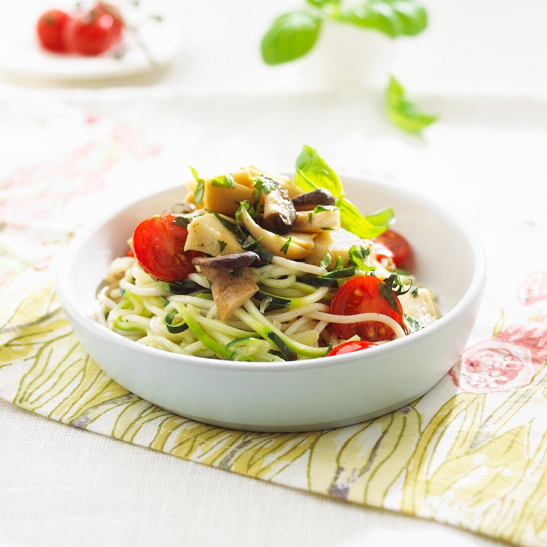 Hirsespaghetti mit Zucchini und Steinpilzragout