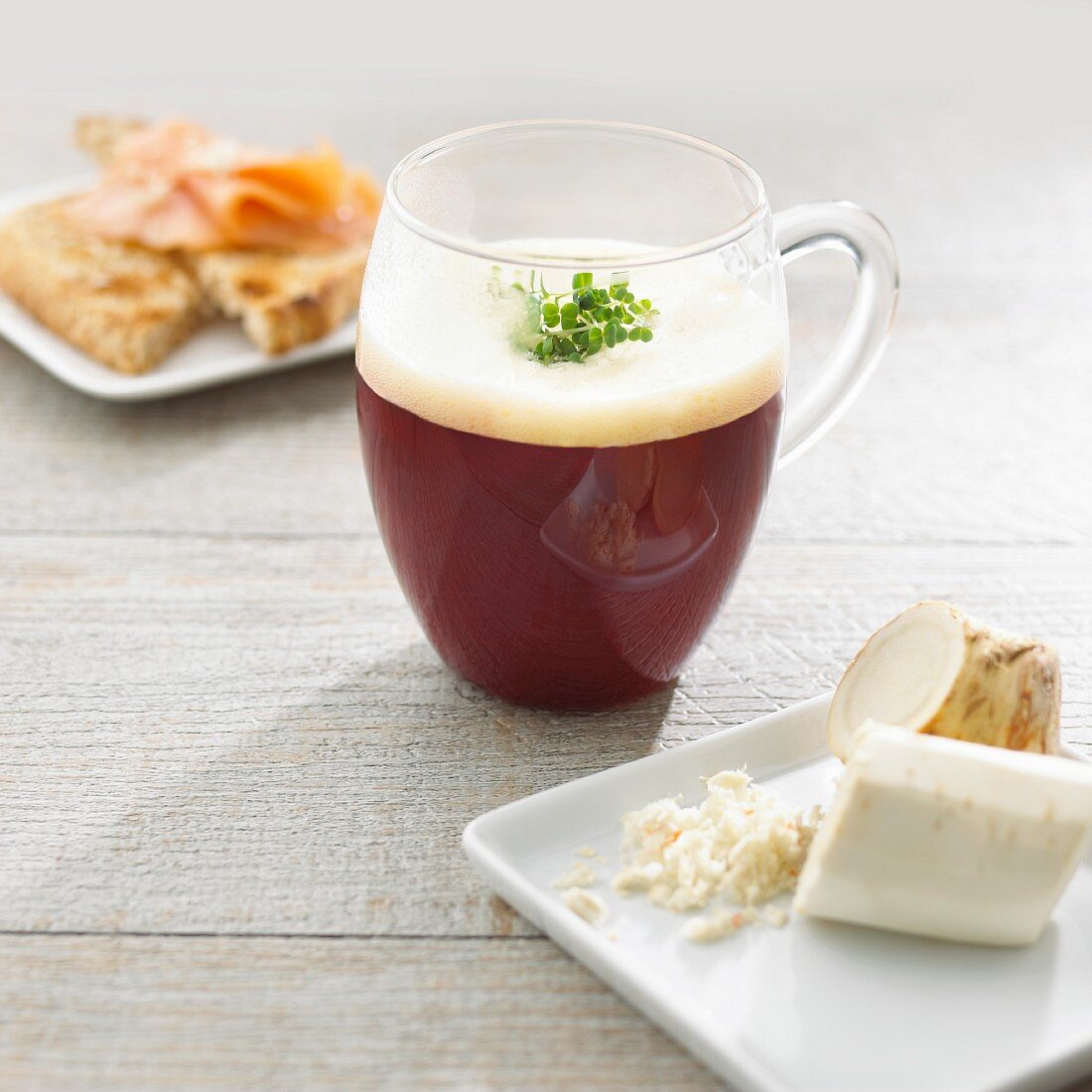 Rote-Bete-Cappuccino mit Meerrettichschauem in Glastasse