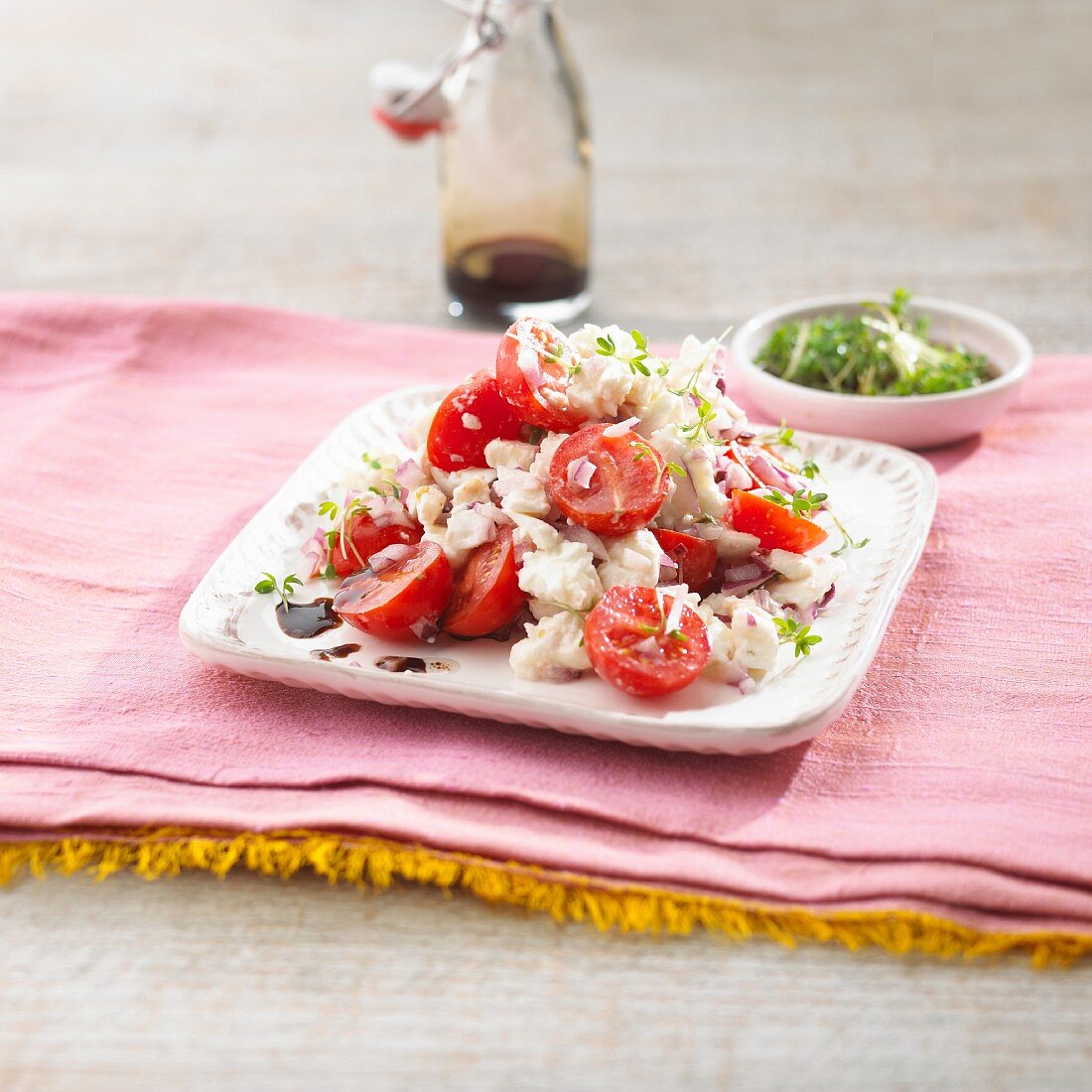 Salat aus Brunnenkresse, Tomaten und Büffelmozzarella