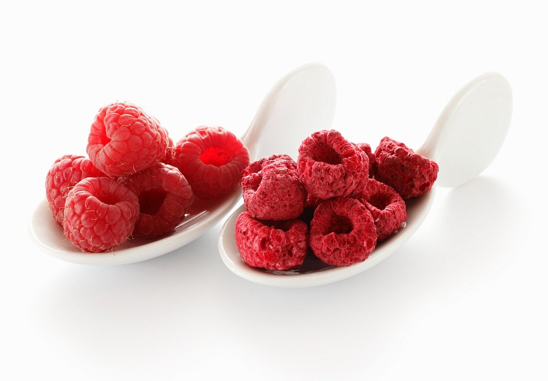 Raspberries, fresh and freeze-dried, on two spoons