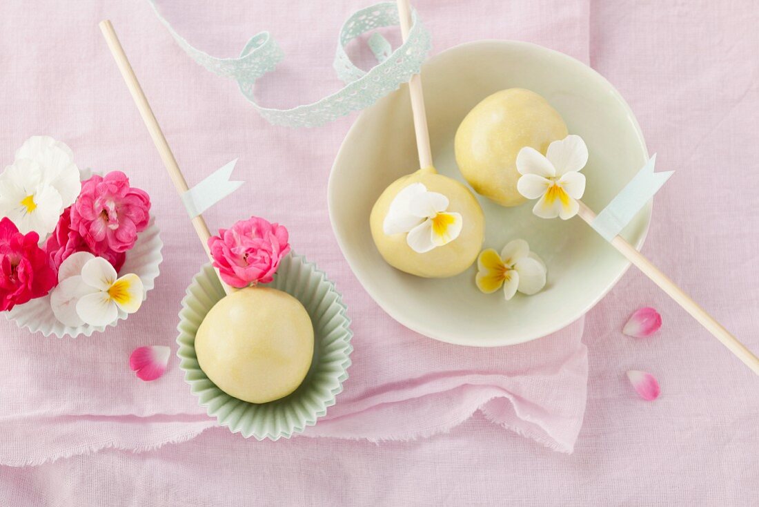 Cake pops decorated with summer flowers