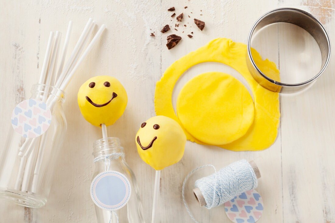 Smiley-Cake-Pops