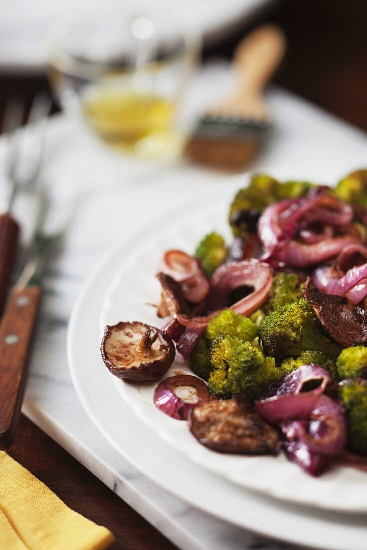 Gebratene Brokkoli und Shiitake- Pilze auf einem Servierplatte