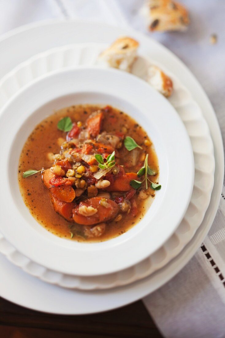 Sommerliche Bohnensuppe mit Wurst