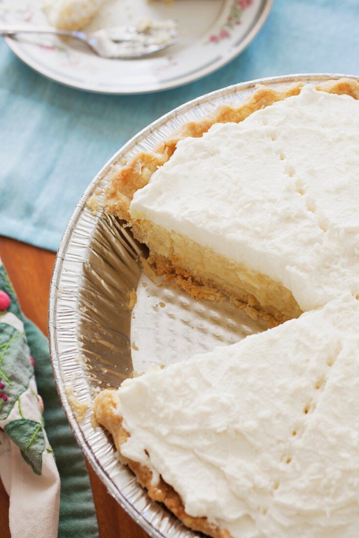 Angeschnittene Coconut Cream Pie (Kokosnusscremetorte, USA)