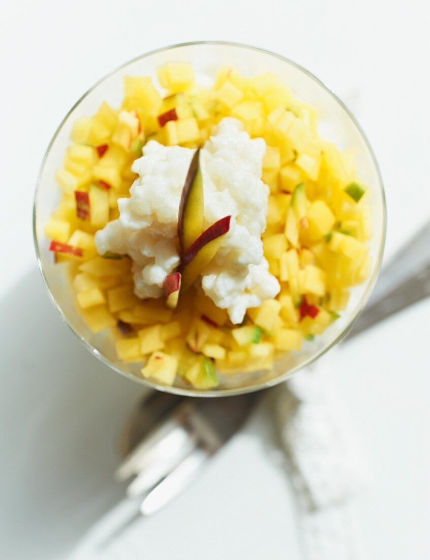 Coconut rice pudding with mango