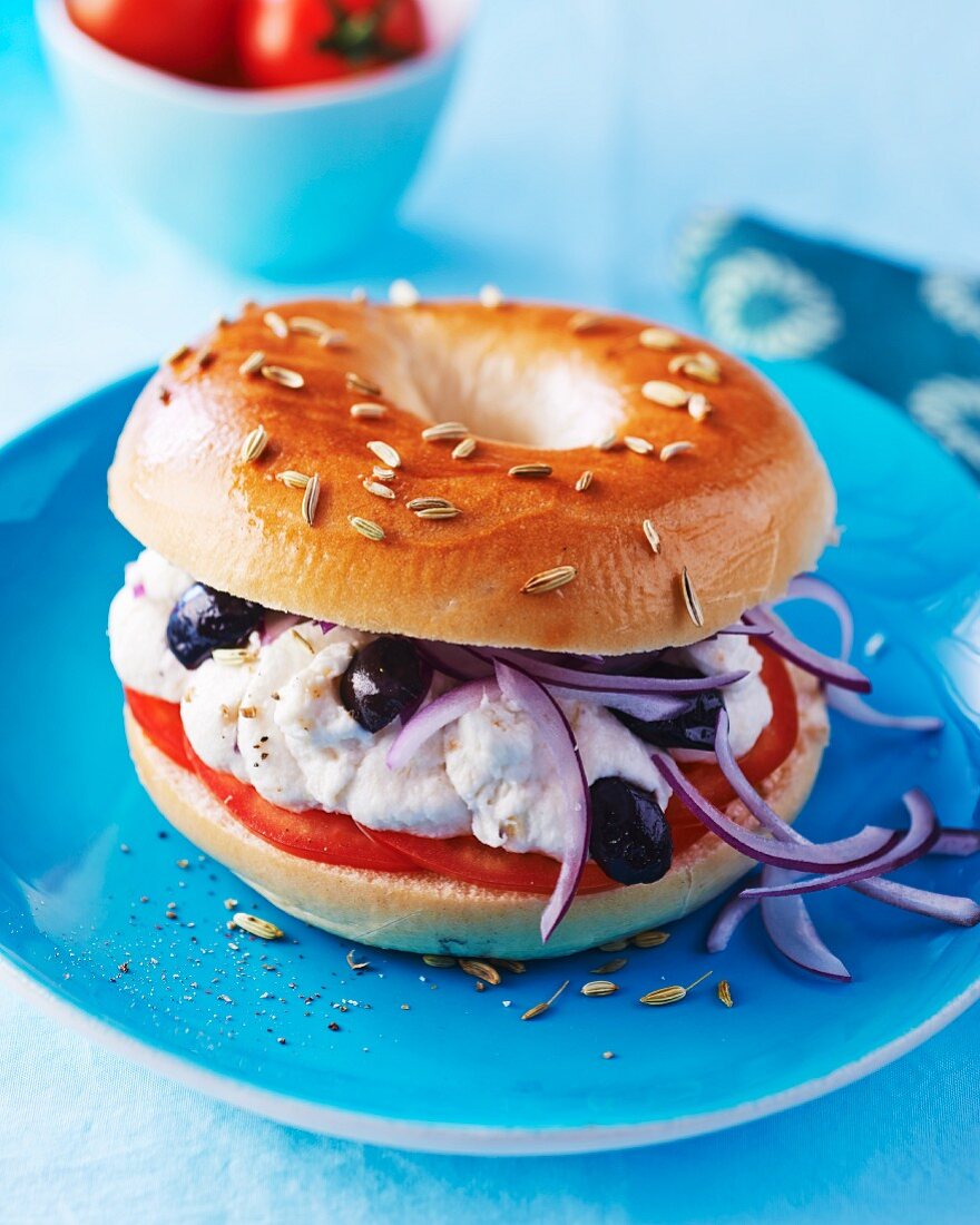 Bagel filled with stockfish purée, onions and olives