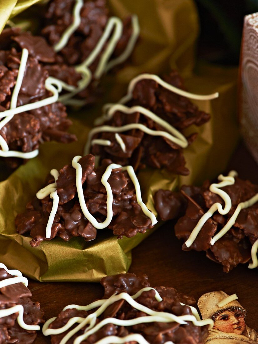 Ginger and chocolate crispy cakes (close-up)