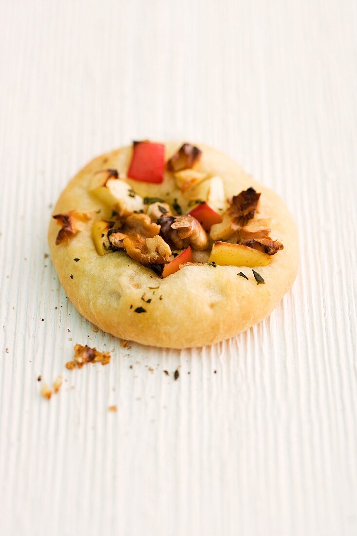 Focaccia mit Apfel, Walnuss und Majoran auf Holzfläche