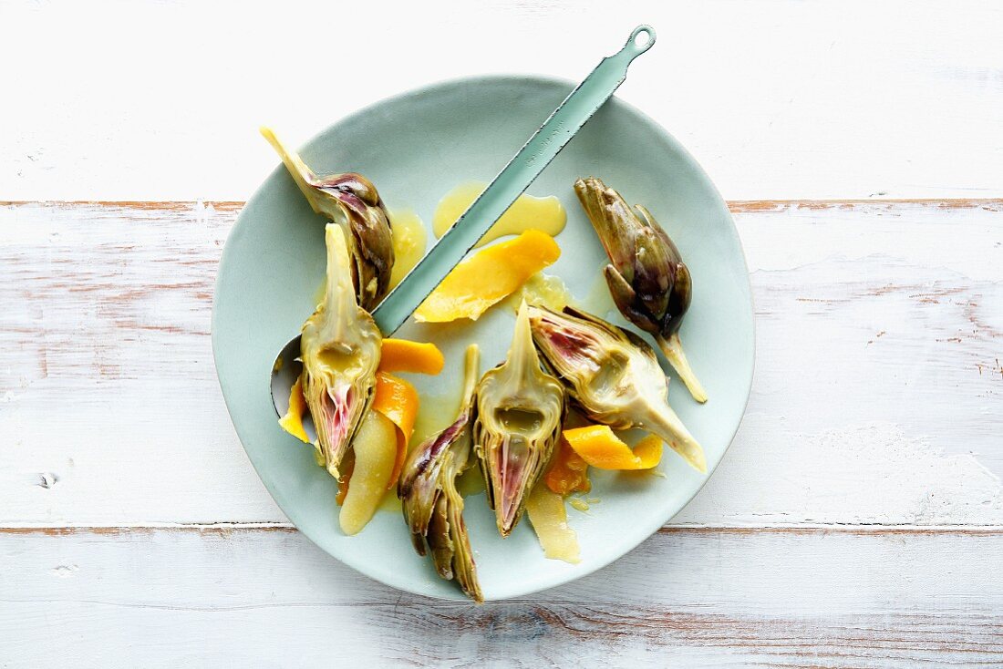 Artichokes with slices of mango