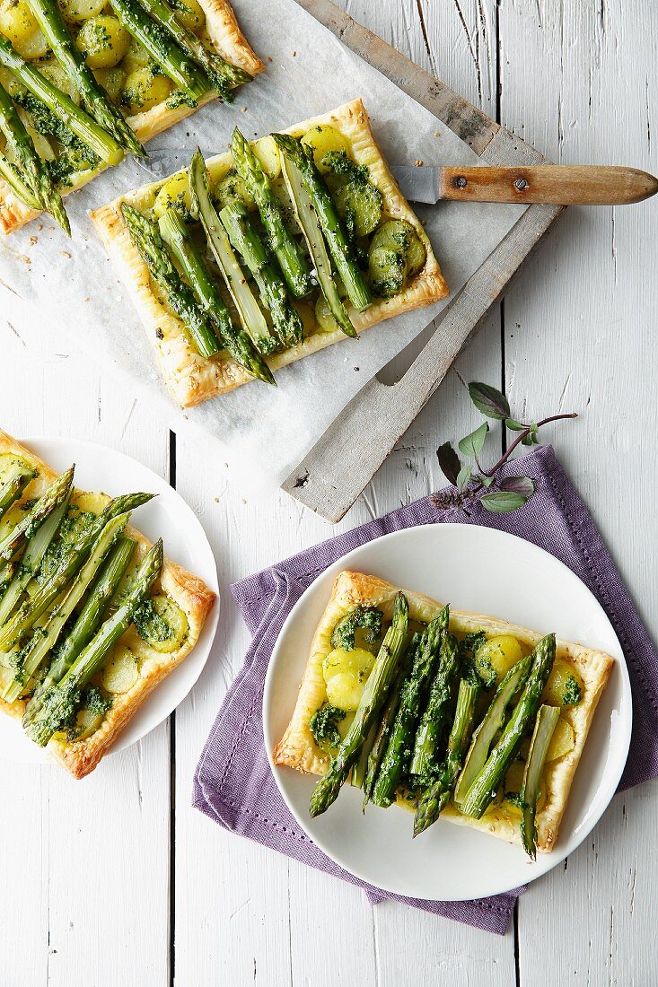 Asparagus tarts with potatoes (seen from above)