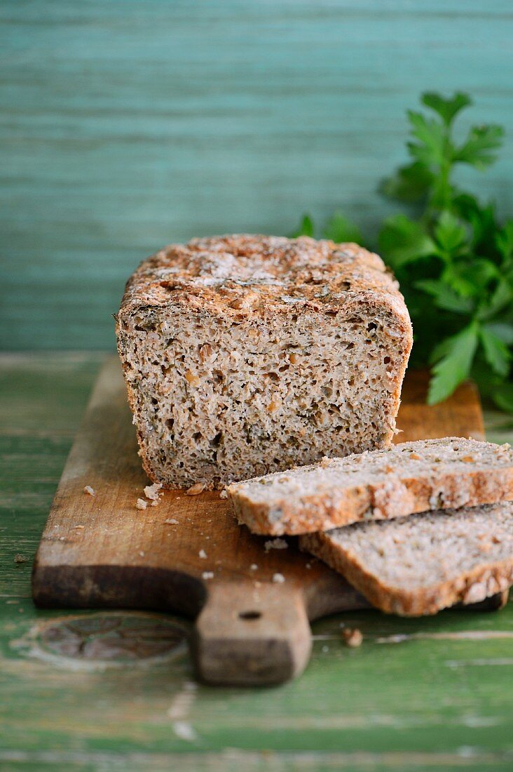 Angeschnittenes Brot auf Holzbrett