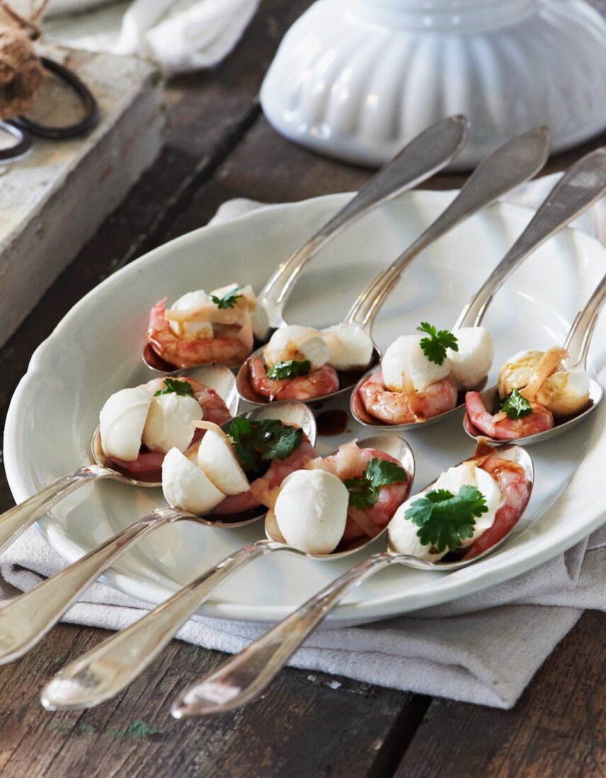 Mini mozzarella with shrimps and coriander