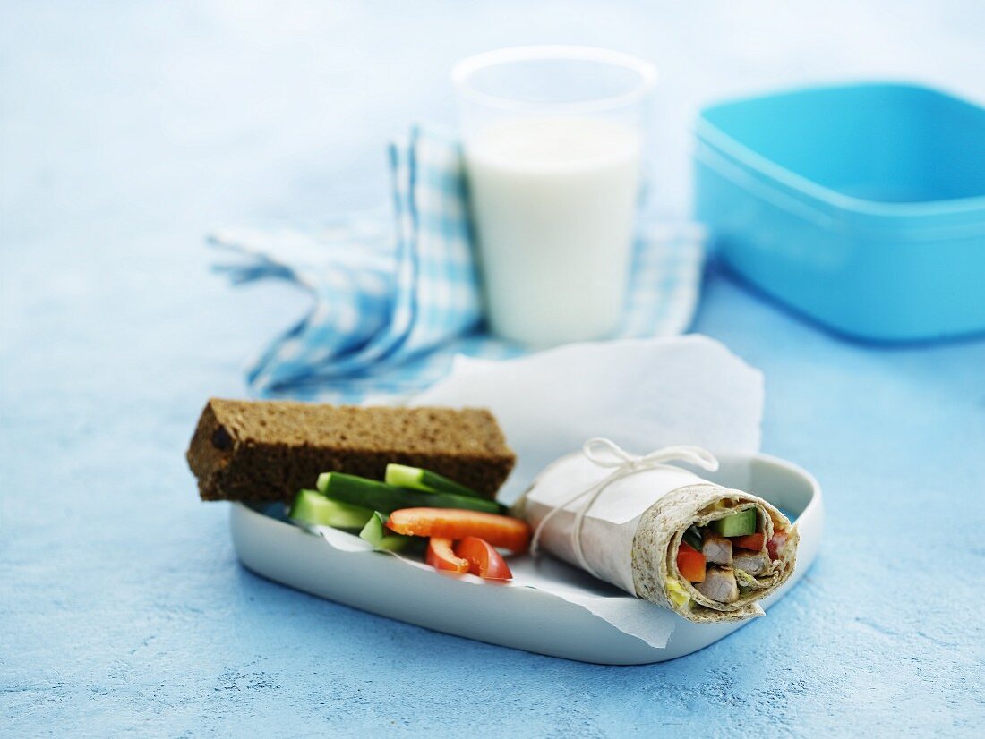 Wrap, Gemüsesticks, Brot und Milch zum Lunch