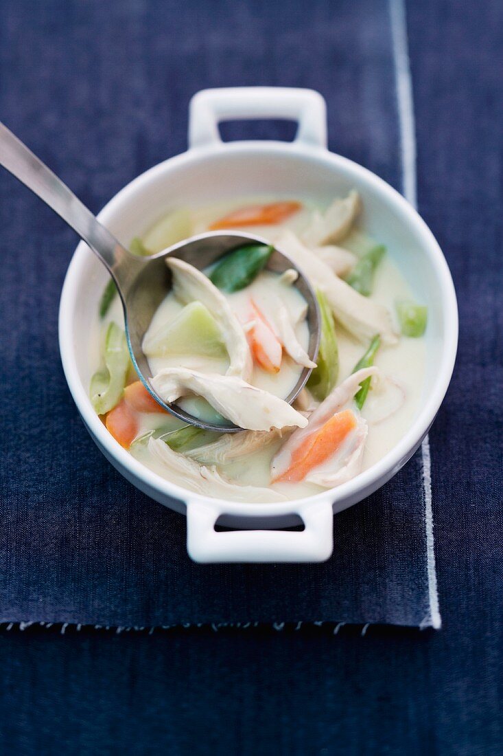 Chicken fricassee with kohlrabi, celery and carrots