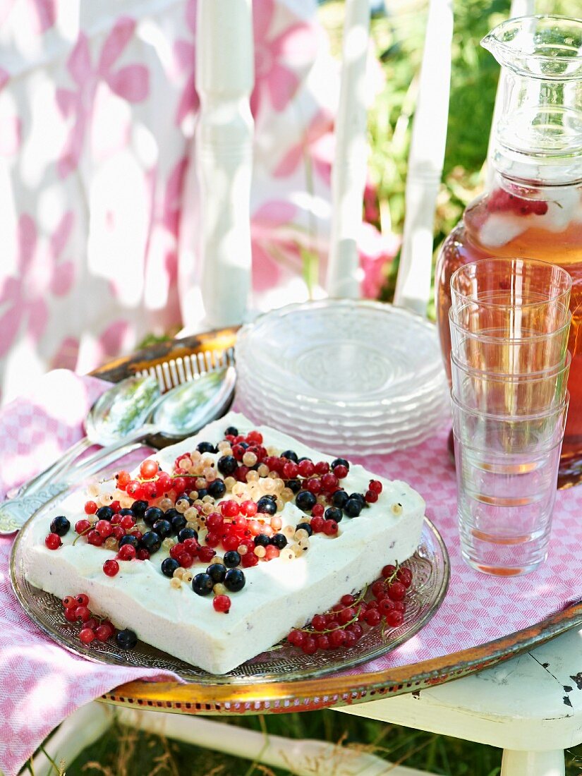 Ice cream cake with redcurrants