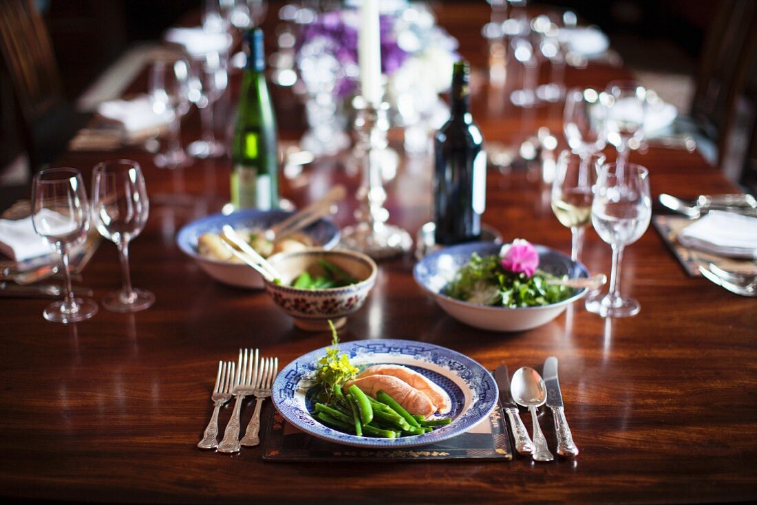 Lachs mit grünen Bohnen auf festlicher Tafel