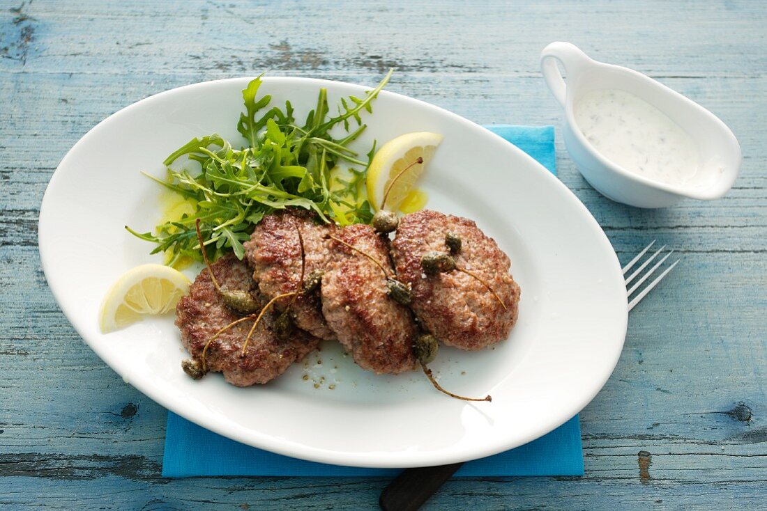 Minced meat stakes with capers, rocket and mayonnaise