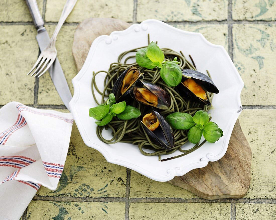 Herb pasta with mussels and basil