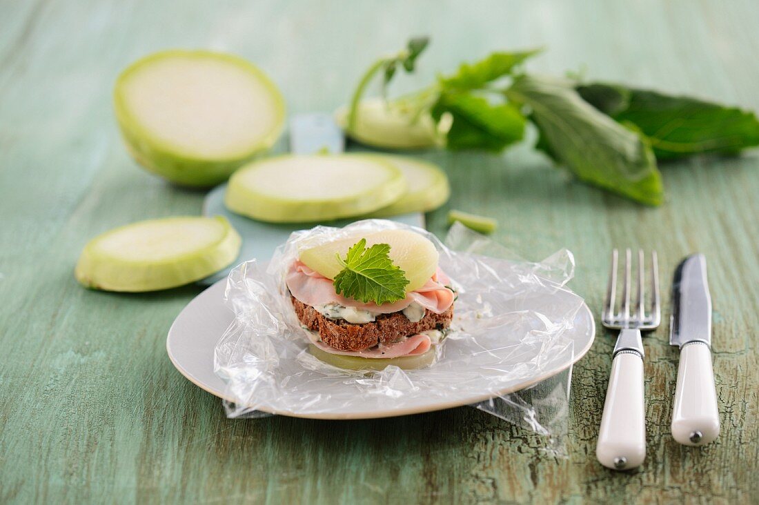 Kohlrabiburger mit Vollkornbrot, Frischkäse & Schinken