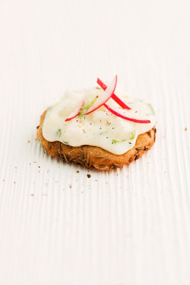 Kümmelbrötchen mit Obatzda und Birnen