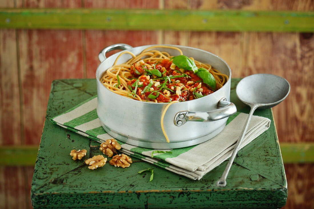 Spaghetti mit Tomatensauce & Walnüssen