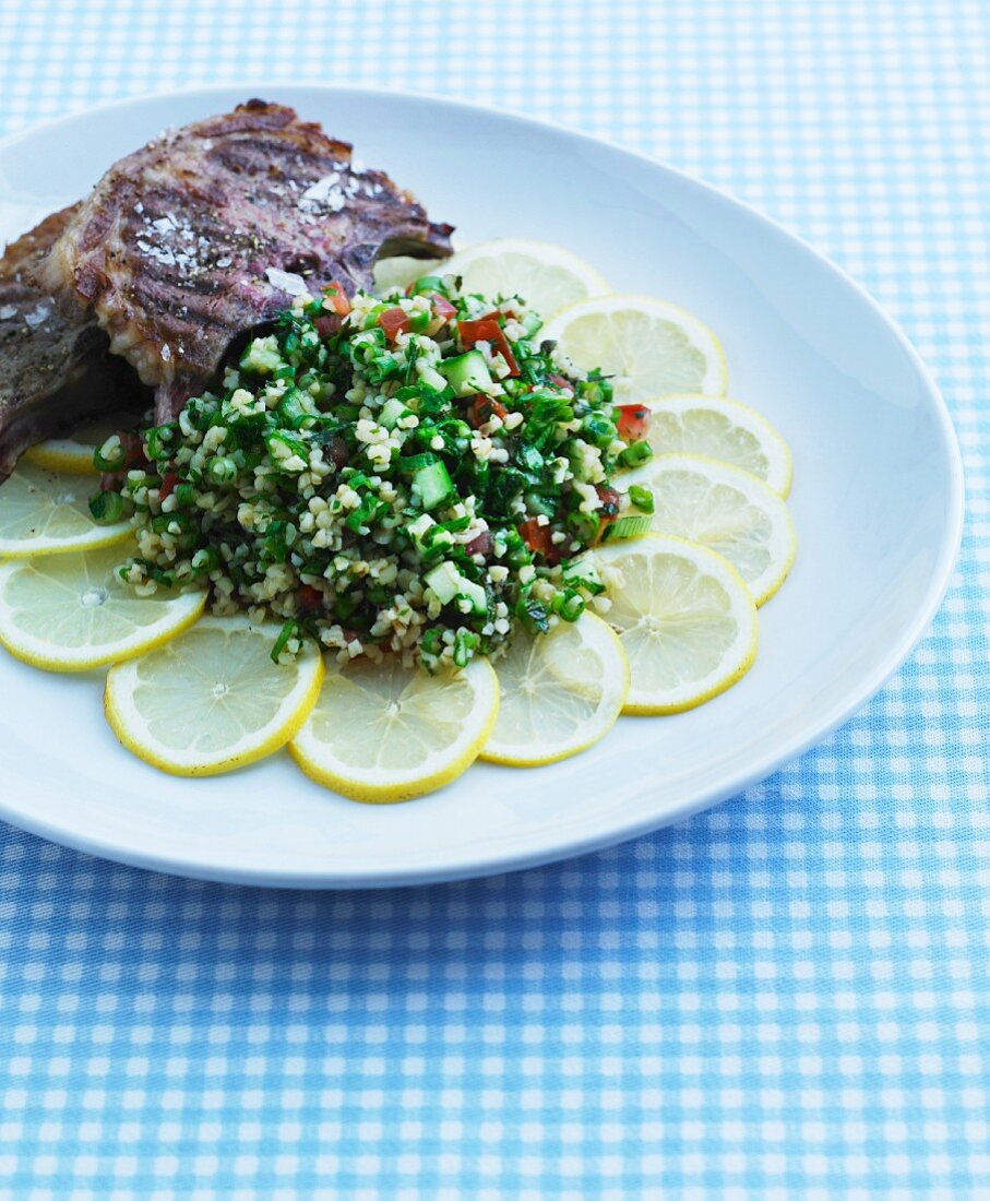 Schweinekoteletts mit Taboule auf Zitronenscheiben