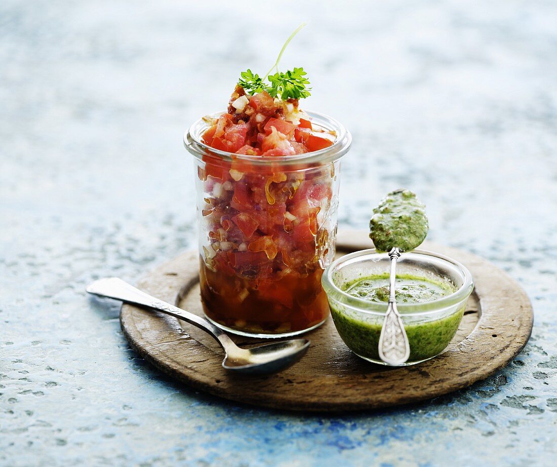 Tomatentartar und Pesto