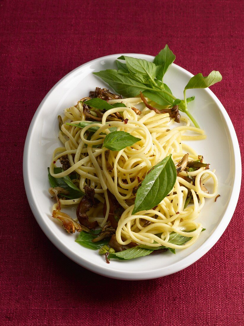 Linguine mit Pilzen und Basilikum