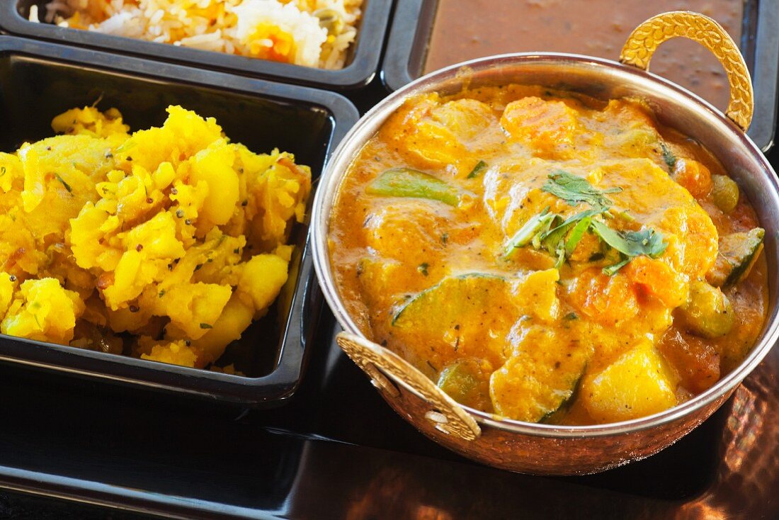 Navratan Korma mit Currykartoffeln, Reis und Linsen (Indien)