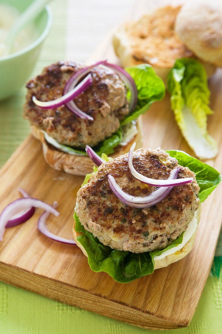 Schweinefleisch-Salbei-Burger mit Zwiebeln und Mayonnaise