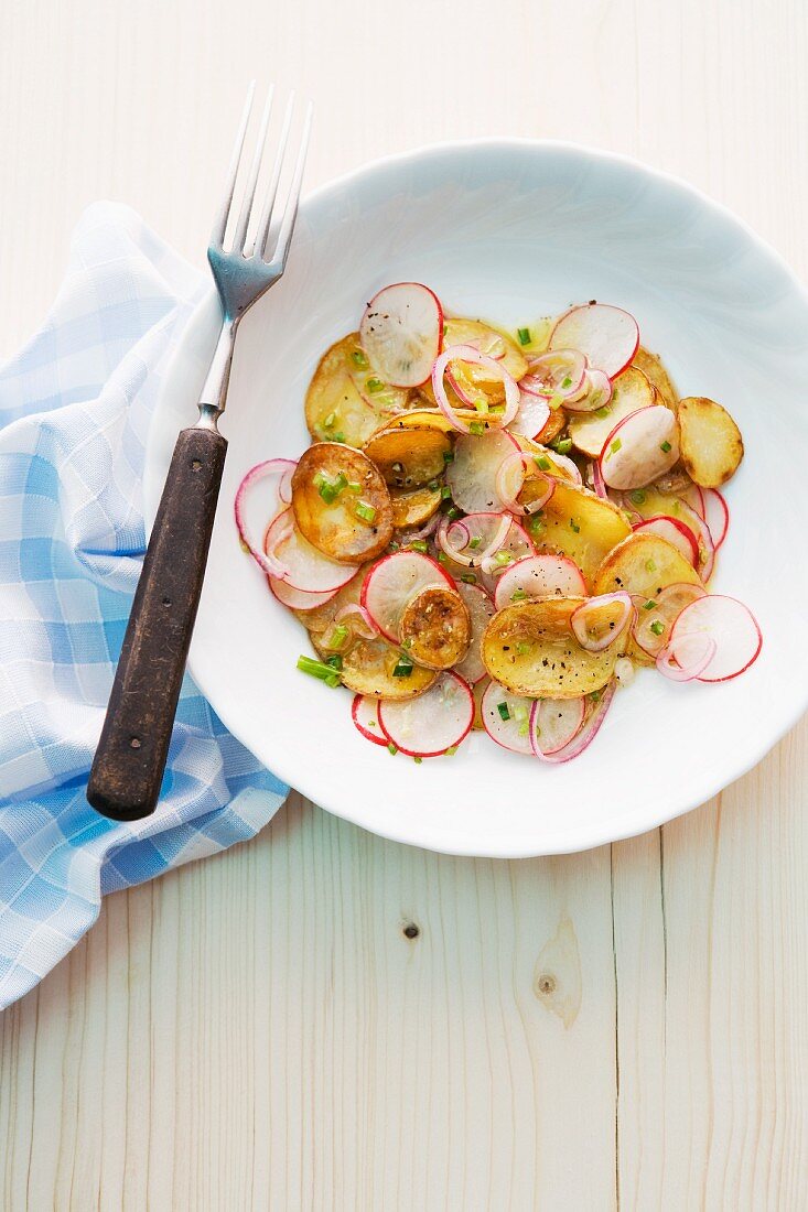 Bratkartoffelsalat mit Radieschen