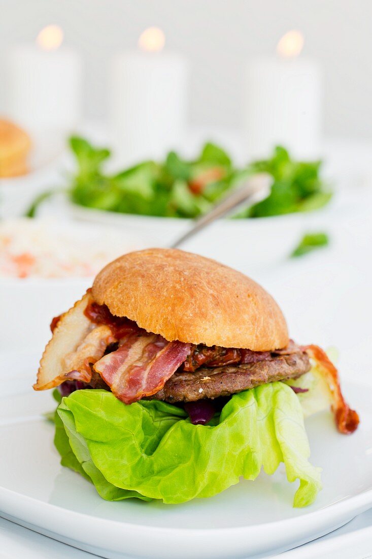 Hamburger mit Bacon und Salat