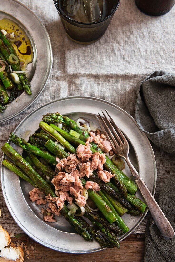 Roasted asparagus salad with spring onions and tuna