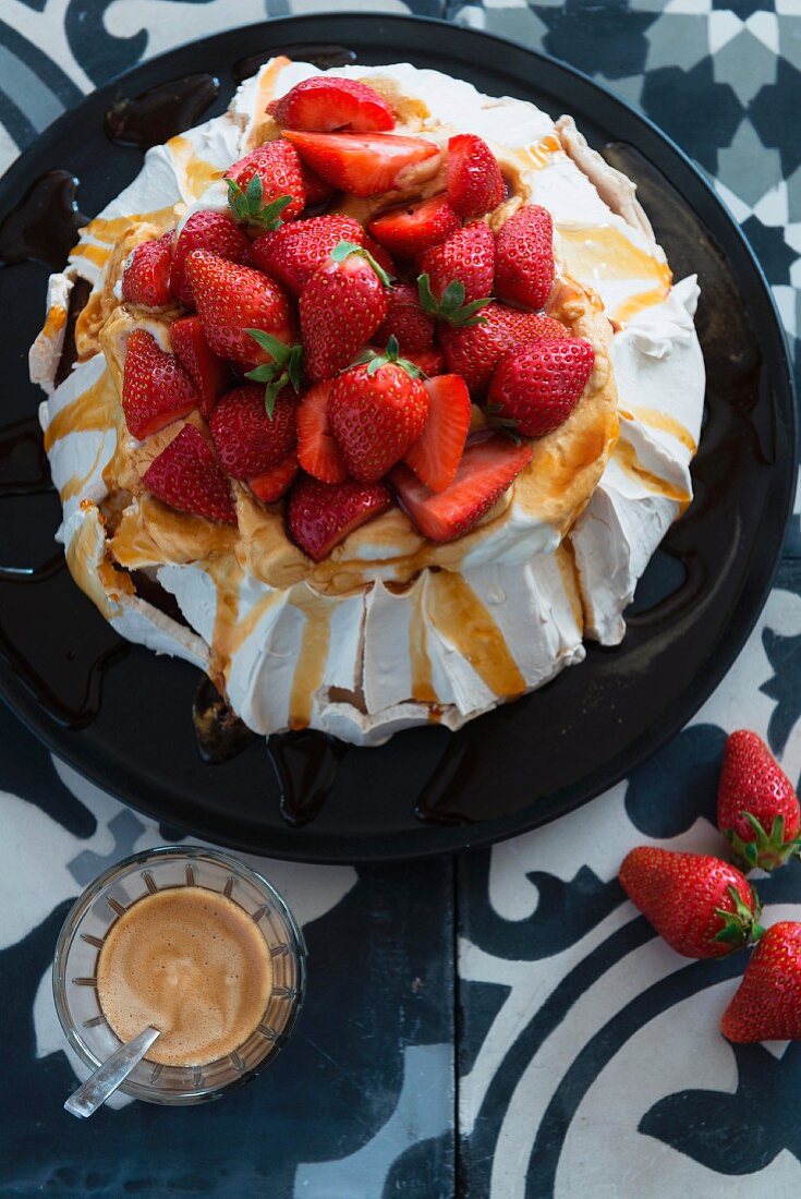 Pavlova with strawberries and caramel sauce